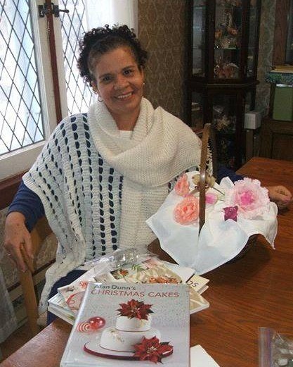 Una foto de Chalia, la pastelera, sonriendo